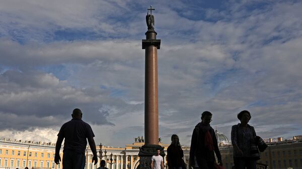 Туристы на Дворцовой площади в Санкт-Петербурге