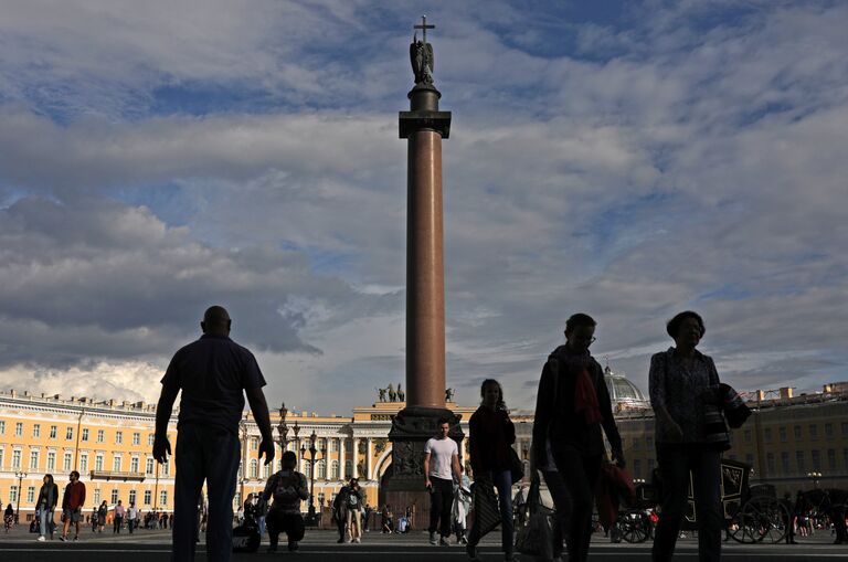 Туристы на Дворцовой площади в Санкт-Петербурге
