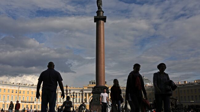 Туристы на Дворцовой площади в Санкт-Петербурге