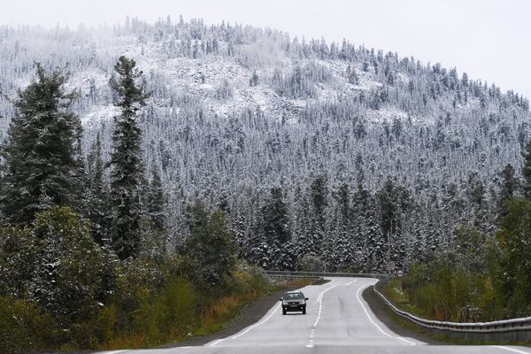 Снег на автомобильной дороге Р-257 в районе Буйбинского перевала в Красноярской крае