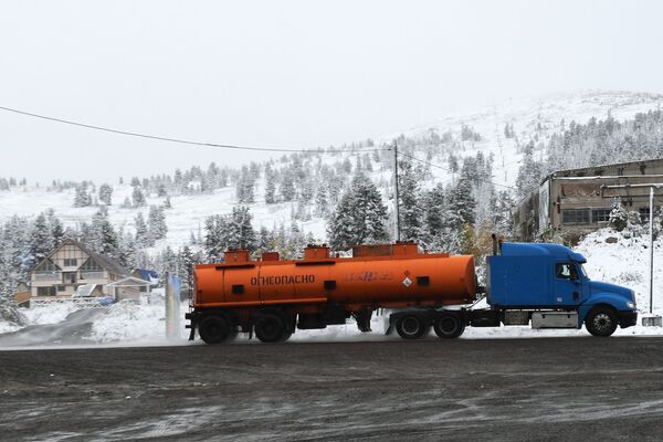 Снег на автомобильной дороге Р-257 в районе Буйбинского перевала в Красноярской крае