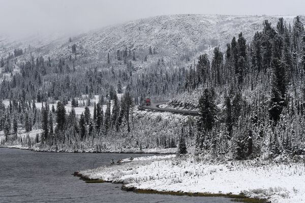 Снег в районе Буйбинского перевала в Красноярской крае