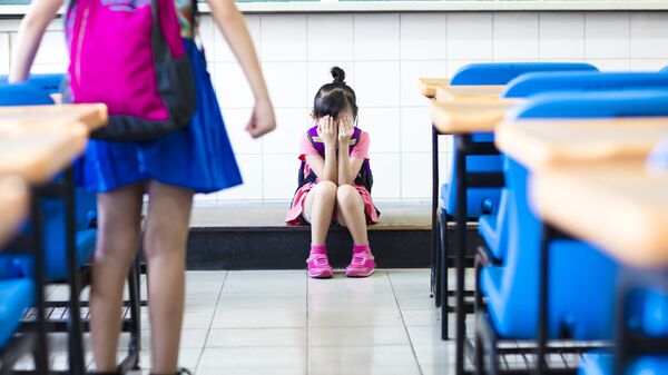 Маленькая девочка подвергается издевательствам в школьном классе