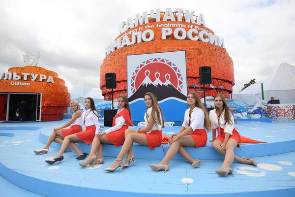 Девушки у павильона Камчатка на площадке Восточного экономического форума во Владивостоке