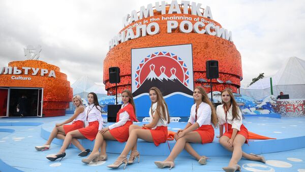 Девушки у павильона Камчатка на площадке Восточного экономического форума во Владивостоке