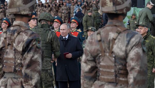 Владимир Путин на полевом смотре войск  во время основного этапа военных маневров российских и китайских вооруженных сил Восток-2018. 13 сентября 2018
