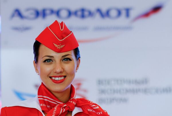 Девушка у стенда авиакомпании Аэрофлот на площадке Восточного экономического форума во Владивостоке