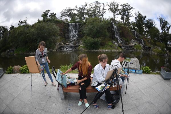 Художники у водопада в дни проведения Восточного экономического форума во Владивостоке