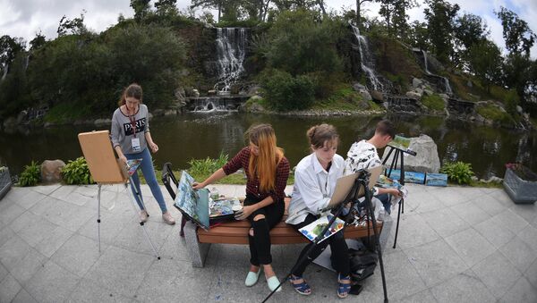 Художники у водопада в дни проведения Восточного экономического форума во Владивостоке
