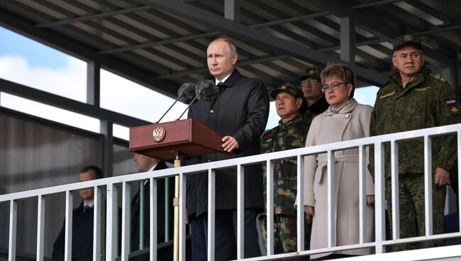 Владимир Путин выступает на параде участников военных маневров Восток-2018 на забайкальском полигоне Цугол. 13 сентября 2018