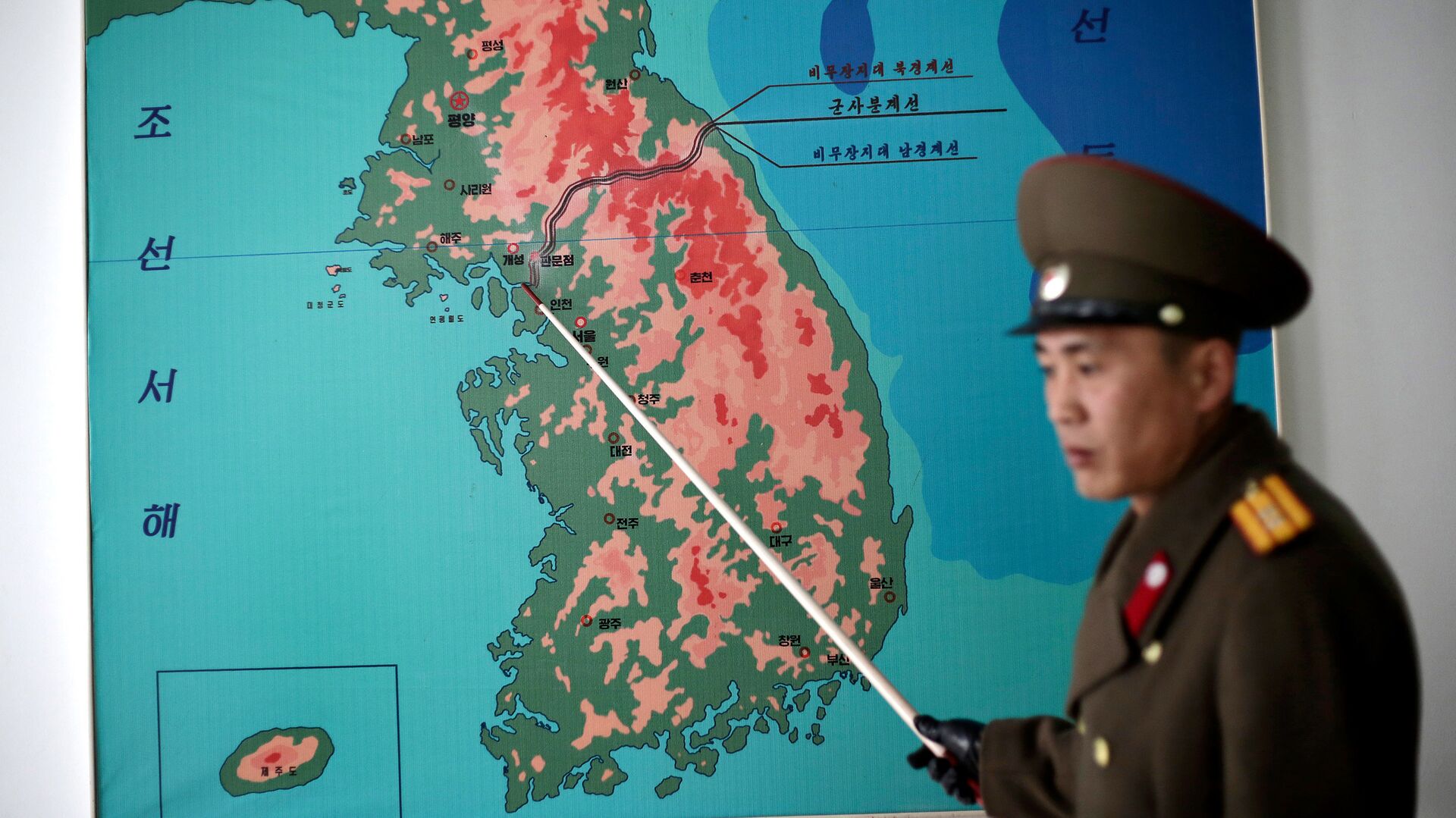 Северокорейский военный показывает на карте демилитаризованную зону на границе КНДР и Южной Кореи - РИА Новости, 1920, 16.06.2020