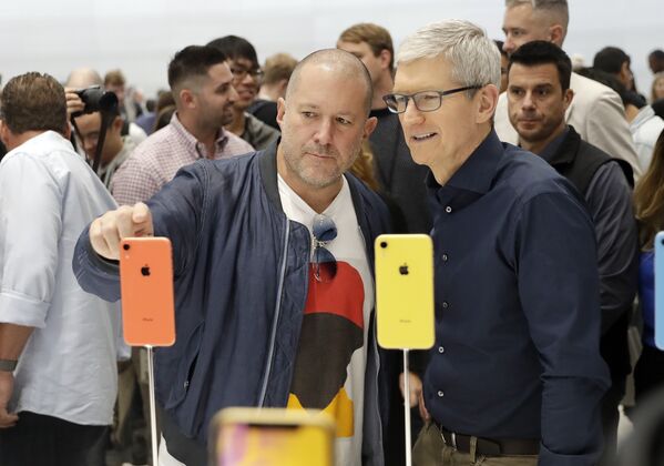 Директор по дизайну Apple Джонатан Айв генеральный директор Тим Кук. 12 сентября 2018 года