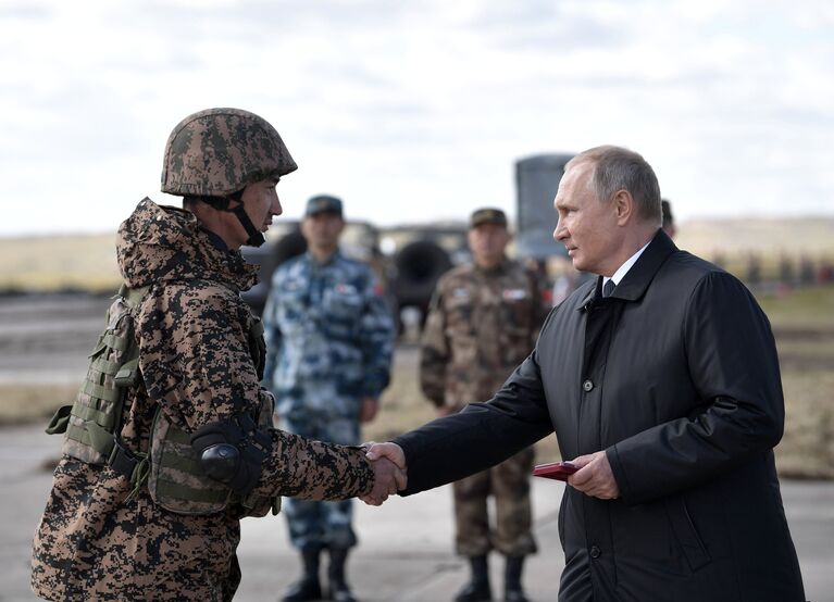 Верховный главнокомандующий ВС РФ, президент РФ Владимир Путин на полевом смотре войск на забайкальском полигоне Цугол после окончания основного этапа военных маневров вооруженных сил Восток-2018