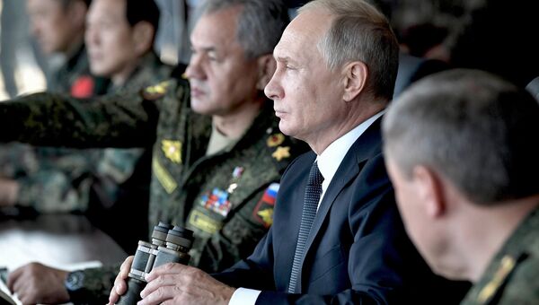 Верховный главнокомандующий ВС РФ, президент РФ Владимир Путин наблюдает за ходом военных маневров российских, монгольских и китайских вооруженных сил Восток-2018