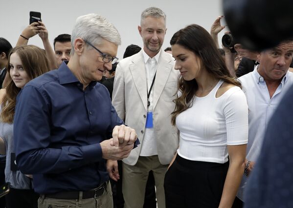 Генеральный директор Apple Тим Кук показывает новую модель Apple Watch 4. 12 сентября 2018 года