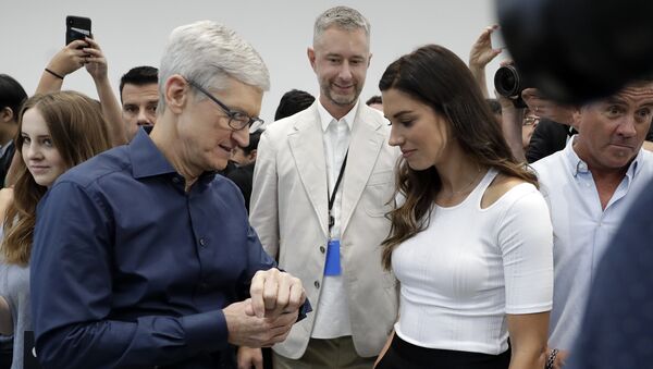 Генеральный директор Apple Тим Кук показывает новую модель Apple Watch 4. 12 сентября 2018 года