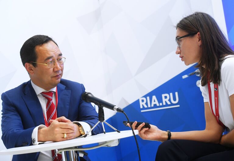 Айсен Николаев во время интервью на стенде Международного информационного агентства Россия сегодня на IV Восточном экономическом форуме