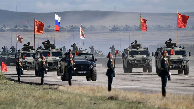 Парад участников военных маневров Восток-2018 на забайкальском полигоне Цугол