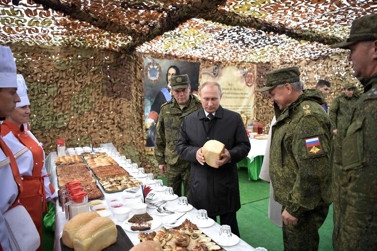 Верховный главнокомандующий ВС РФ, президент РФ Владимир Путин во время осмотра полевой кухни на полигоне Цугол в Забайкальском крае