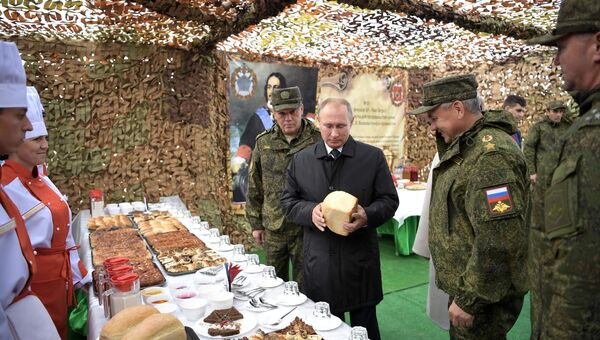 Верховный главнокомандующий ВС РФ, президент РФ Владимир Путин во время осмотра полевой кухни на полигоне Цугол в Забайкальском крае