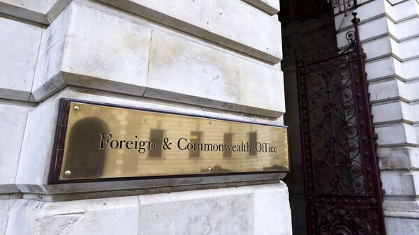 Вывеска у входа в здание Министерства иностранных дел в Лондоне