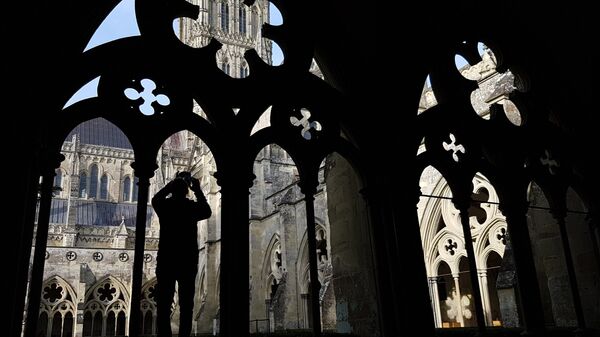 Турист в соборе Девы Марии в английском городе Солсбери. Архивное фото