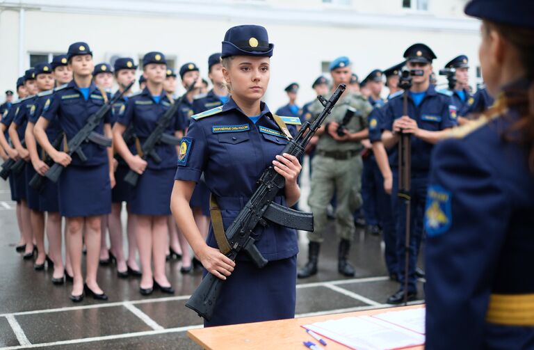 Курсанты Краснодарского высшего военного авиационного училища летчиков имени Героя Советского Союза А. К. Серова на церемонии принятия присяги