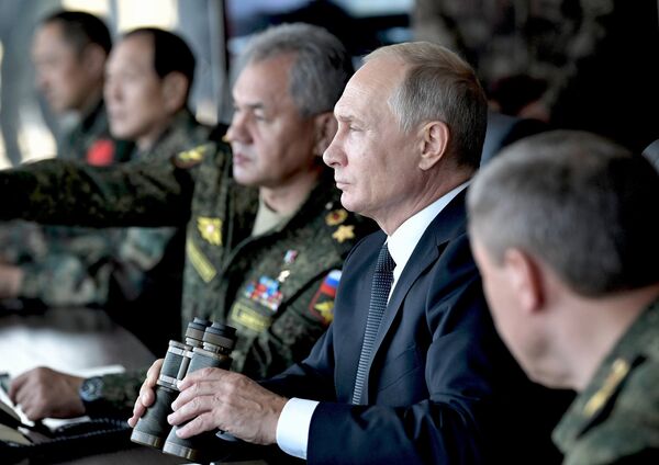 Верховный главнокомандующий ВС РФ, президент РФ Владимир Путин наблюдает за ходом военных маневров российских, монгольских и китайских вооруженных сил Восток-2018