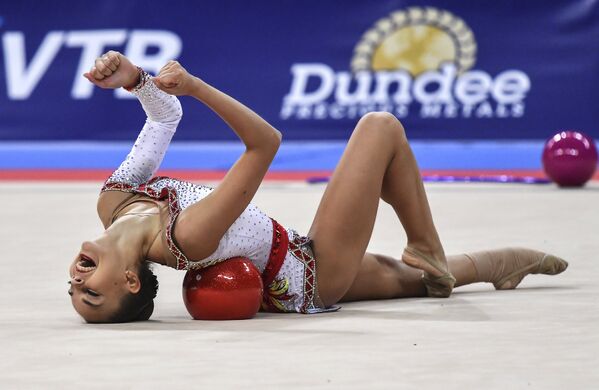 Дина Аверина (Россия) выполняет упражнения с мячом в индивидуальной программе на чемпионате мира по художественной гимнастике 2018 в Софии