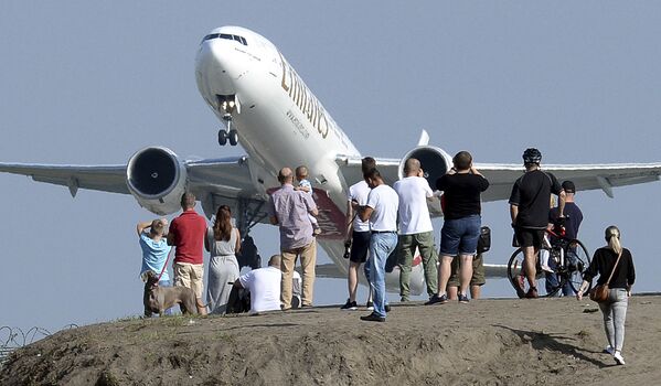 Люди наблюдают за вылетом самолета из Варшавского аэропорта имени Фридерика Шопена