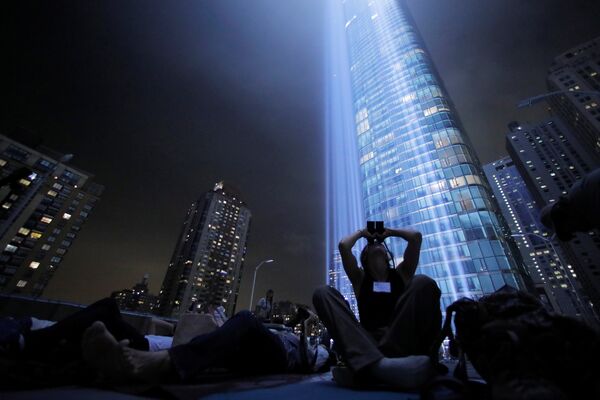 Жители Нью-Йорка наблюдают за световой инсталляцией под названием Tribute in Light