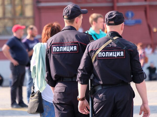 Сотрудники полиции на улице Москвы Сотрудники полиции на улице Москвы