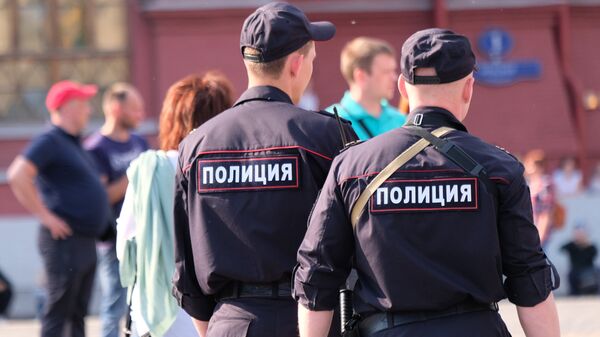 Сотрудники полиции на улице Москвы