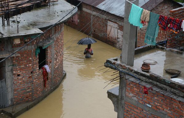 Во время наводнения в Силигури, Индия