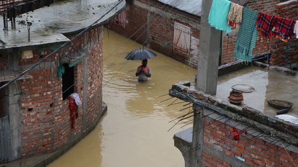 Во время наводнения в Силигури, Индия