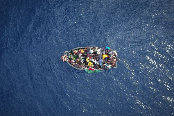 Лодка с мигрантами, севшая на мель в Гибралтарском проливе