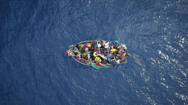 Лодка с мигрантами. Архивное фото.