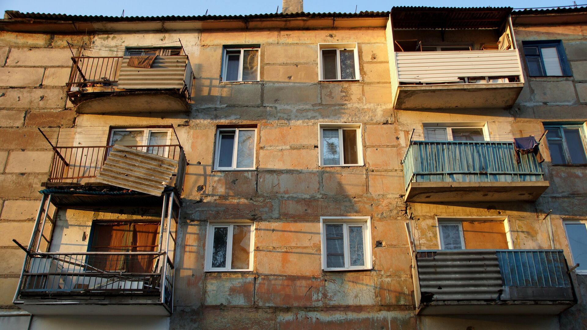 Жилой дом, пострадавший от обстрела в городе Первомайске - РИА Новости, 1920, 08.06.2022