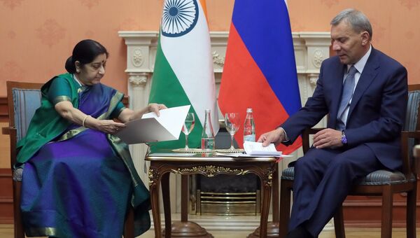 Заместитель председателя правительства РФ Юрий Борисов и министр иностранных дел Индии Сушма Сварадж во время встречи. 14 сентября 2018