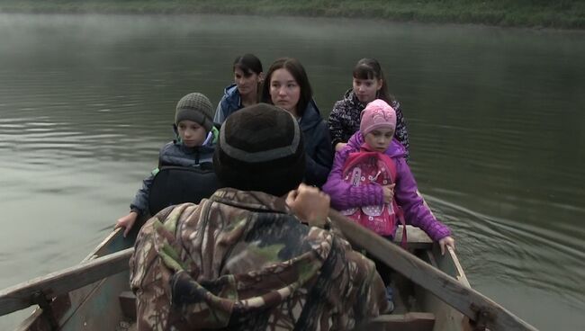 Пешком, на лодке, в электричке – тернистый путь в школу детей из пермского села