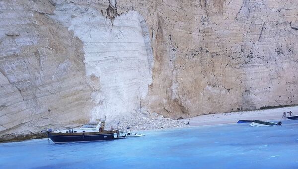 Обрушение скалы на пляже Наваджио, остров Закинф, Греция