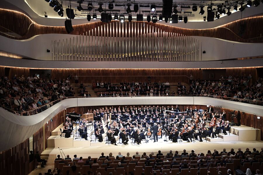 Концерт симфонического оркестра Мариинского театра под управлением Валерия Гергиева в новом концертном зале Зарядье