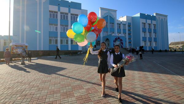 Ученики перед школой в Симферополе