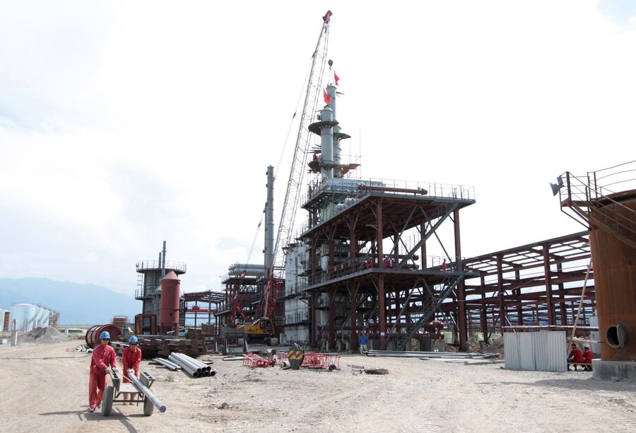 Строительство китайского нефтеперерабатывающего завода Джунда в киргизском городе Кара-Балт