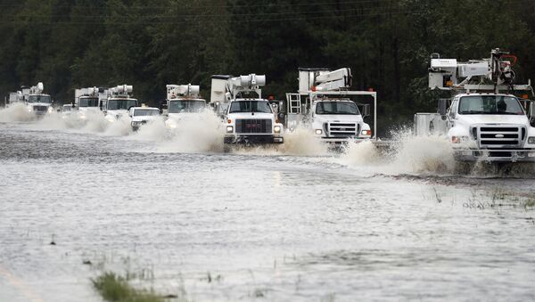 Колонна автомобилей, направляющихся на помощь пострадавшим от урагана Флоренс в штате Северная Каролина. 15 сентября 2018