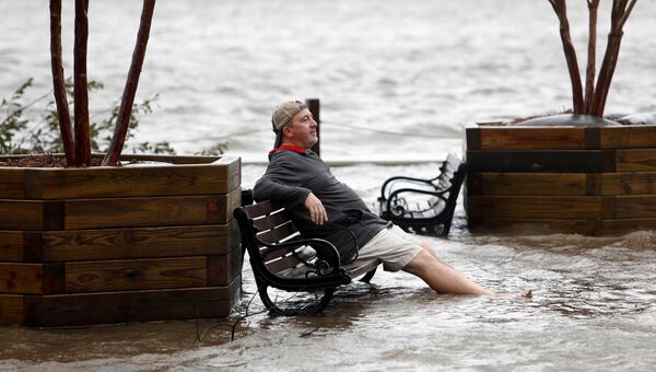 Мужчина в парке, затопленном в результате разлива реки Кейп-Фир в городе Уилмингтон, Северная Каролина. 14 сентября 2018