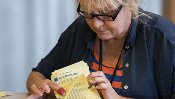 Женщина  подсчитывает  бюллетени по итогам парламентских выборов в одном из округов Стокгольма, Швеция. 13 сентября 2018