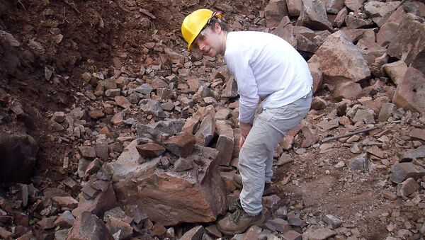 Сотрудник Плимутского университета во время геологических работ в карьере Ноул Хилл, Великобритания