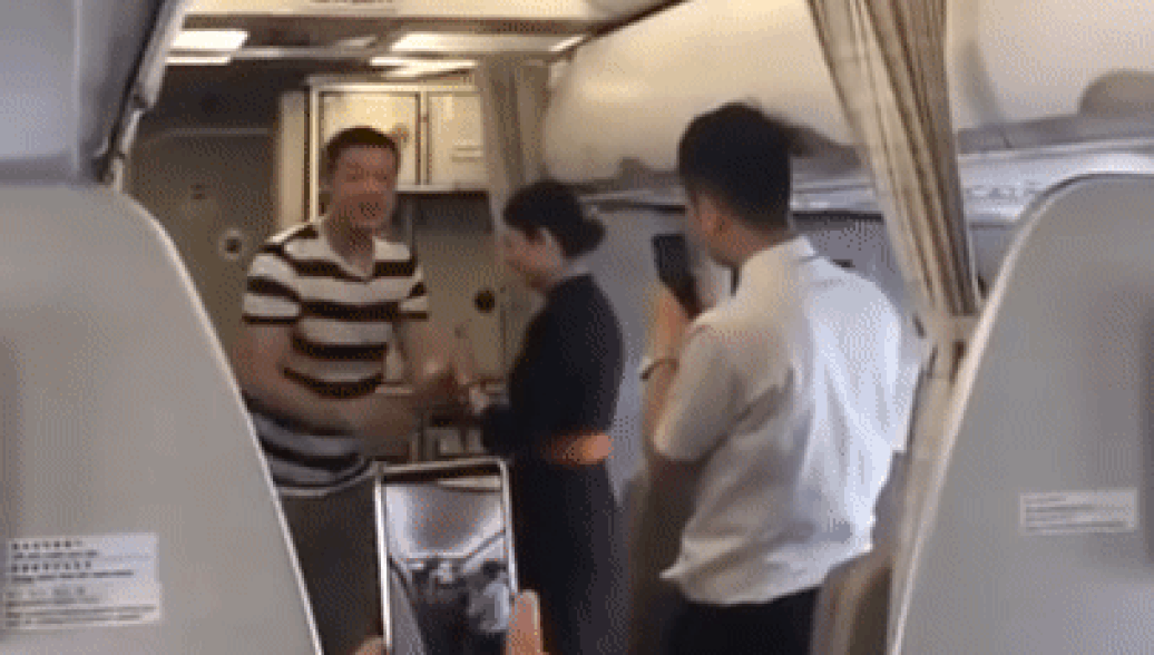 Китайская стюардесса лишилась работы из-за предложения выйти замуж GIF