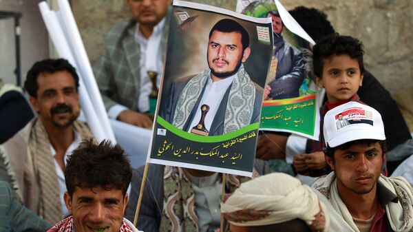 Йеменские cторонники  движения шиитов-хуситов с портретом лидера группировки Ансар Алла Абдул-Малика ибн Бадр ад-Дин аль-Хуси